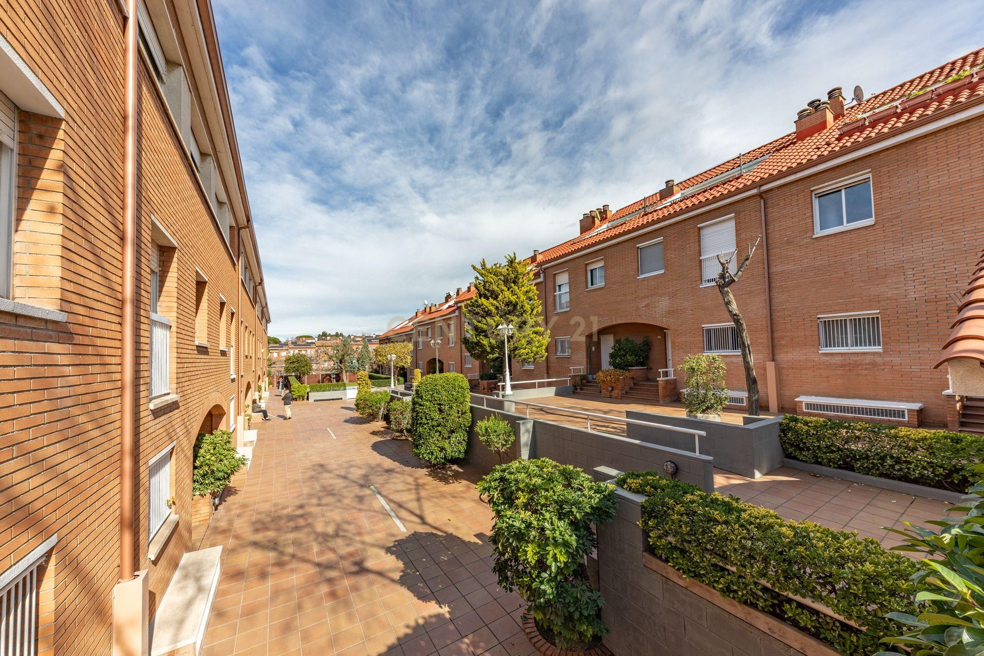Vista exterior de Casa adosada en venda en Molins de Rei amb Aire condicionat, Traster i Forn