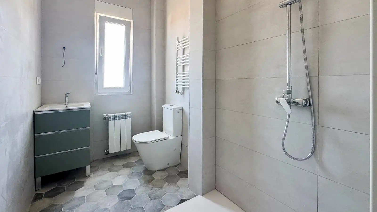 Badezimmer von Wohnung zum Verkauf in Torrelavega  mit Heizung, Parkett und Balkon
