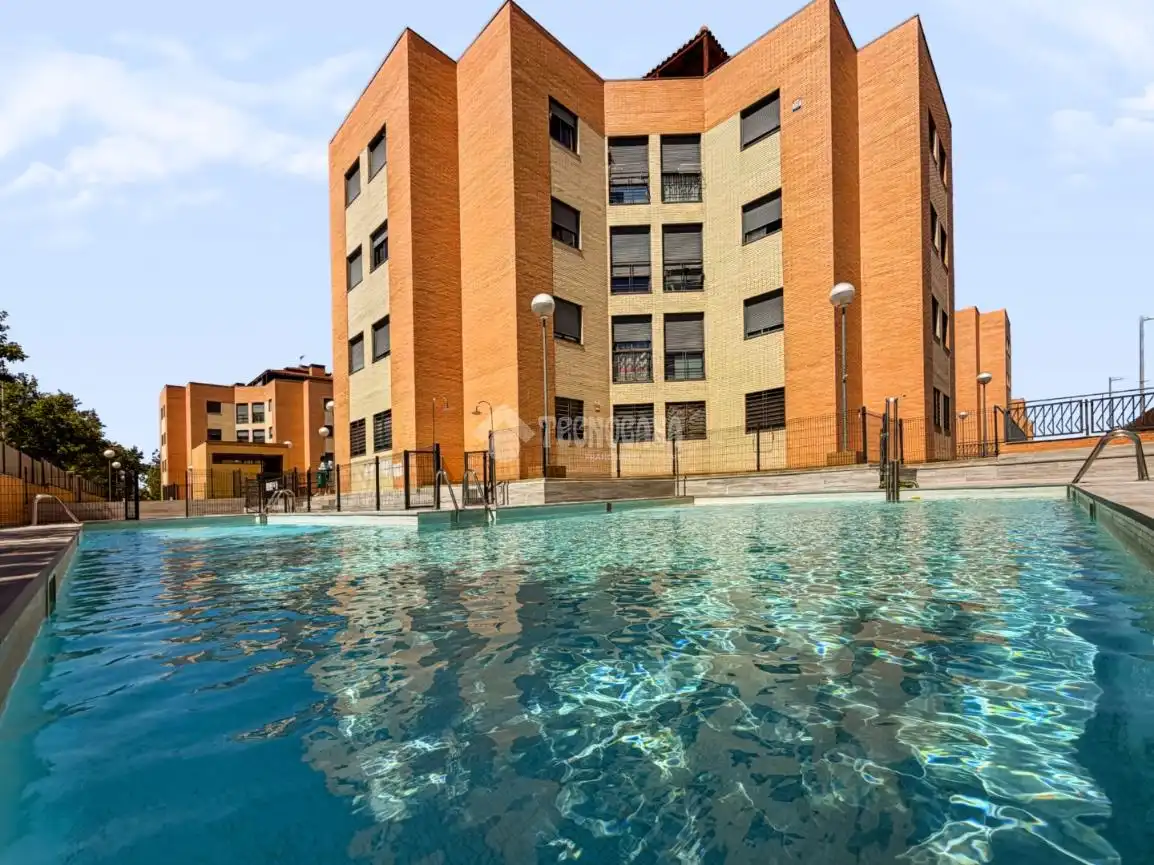 Piscina de Piso en venta en Navalcarnero con Calefacción, Parquet y Trastero