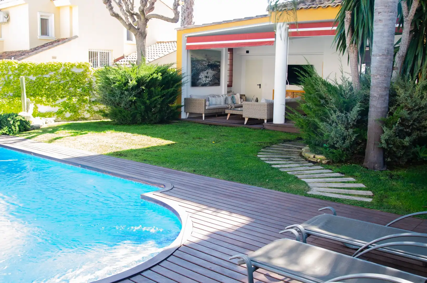 Terrasse von Einfamilien-Reihenhaus zum Verkauf in La Pobla de Vallbona mit Klimaanlage, Heizung und Privatgarten
