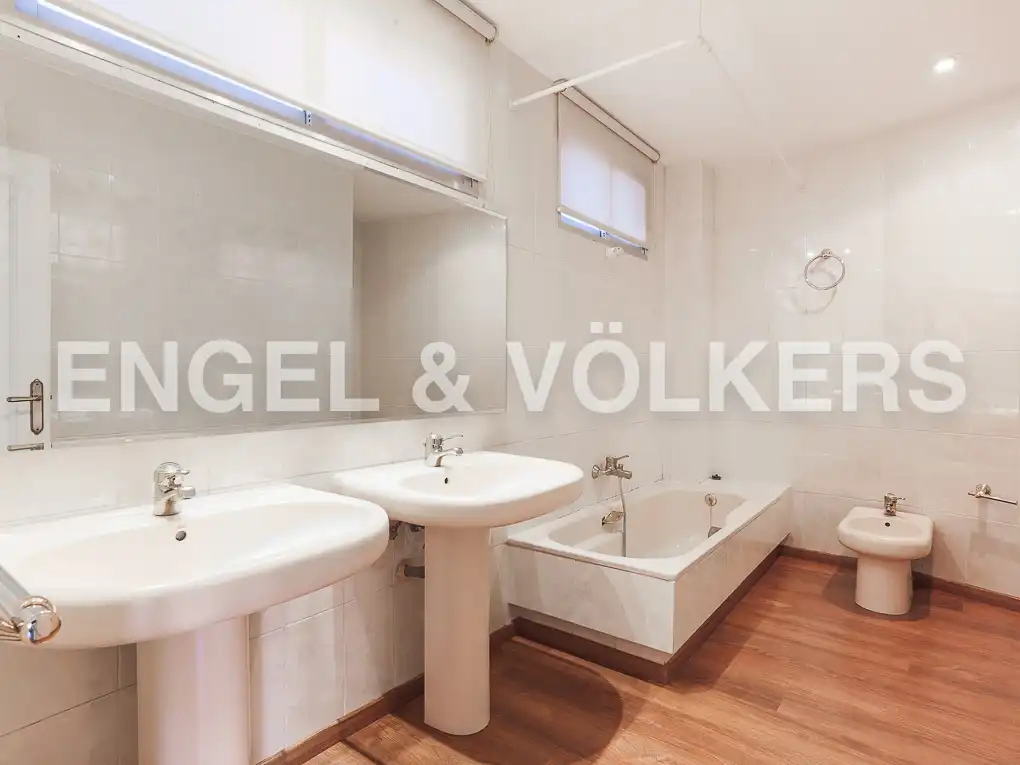 Badezimmer von Wohnung zur Miete in Valencia mit Klimaanlage, Heizung und Balkon
