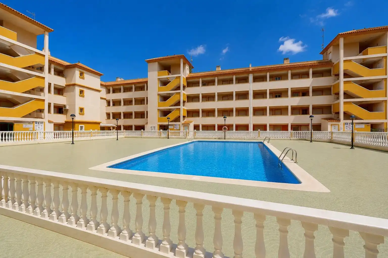 Piscina de Apartamento en venta en Cartagena con Aire acondicionado, Calefacción y Jardín privado