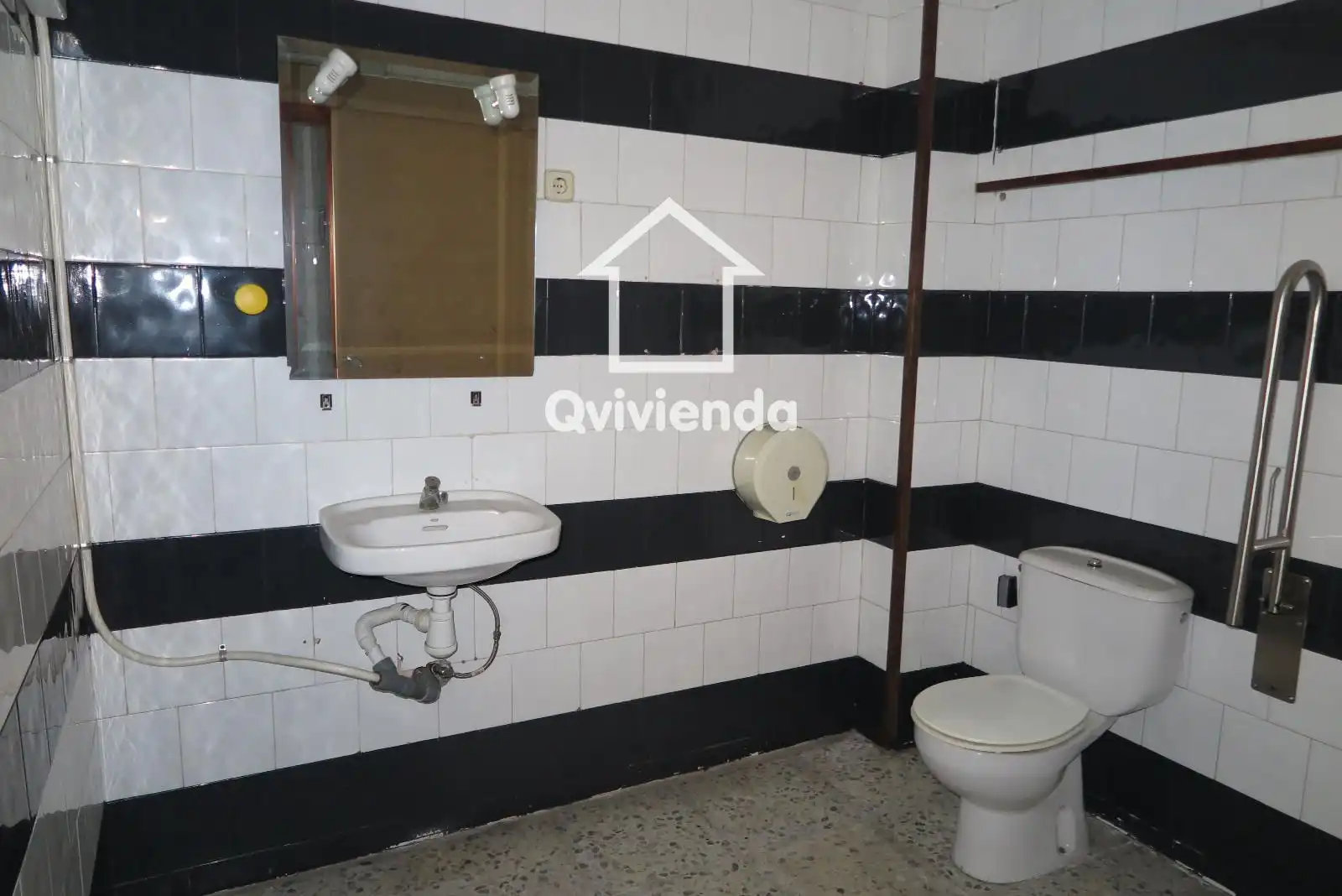 Bany de Local de lloguer en Can Borrell