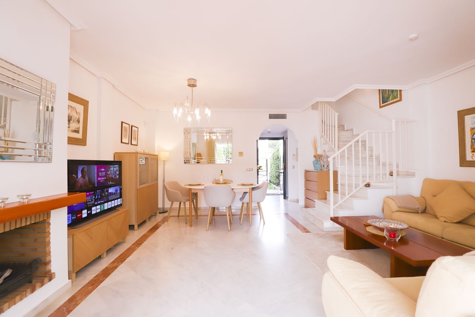 Sala d'estar de Casa adosada en venda en Marbella amb Aire condicionat, Terrassa i Traster