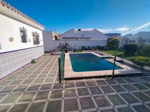 Vista exterior de Casa o xalet en venda en Bormujos amb Aire condicionat, Jardí privat i Piscina