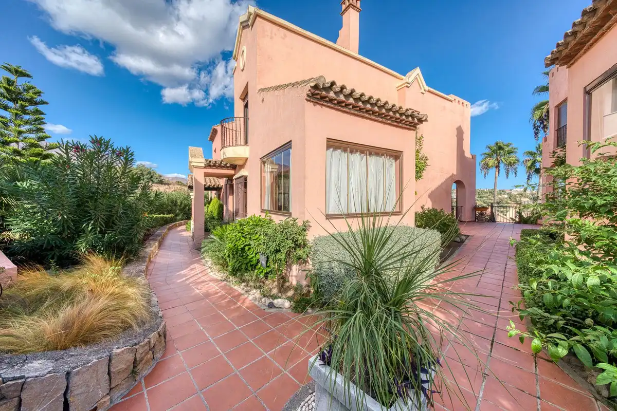 Vista exterior de Casa adosada en venta en Estepona con Aire acondicionado, Terraza y Alarma