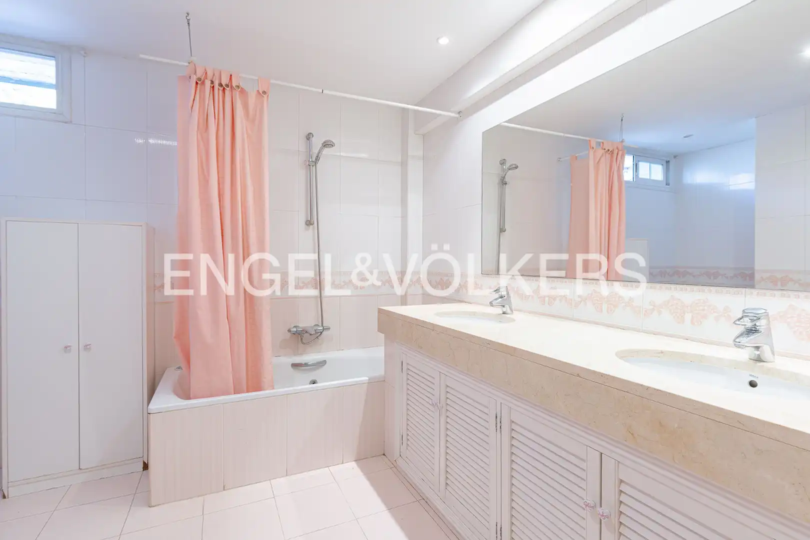 Baño de Casa o chalet en venta en Las Rozas de Madrid con Aire acondicionado, Calefacción y Jardín privado