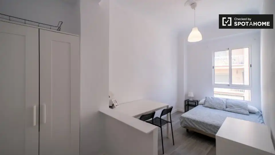 Habitación de Piso de alquiler en Valencia con Aire acondicionado, Calefacción y Amueblado