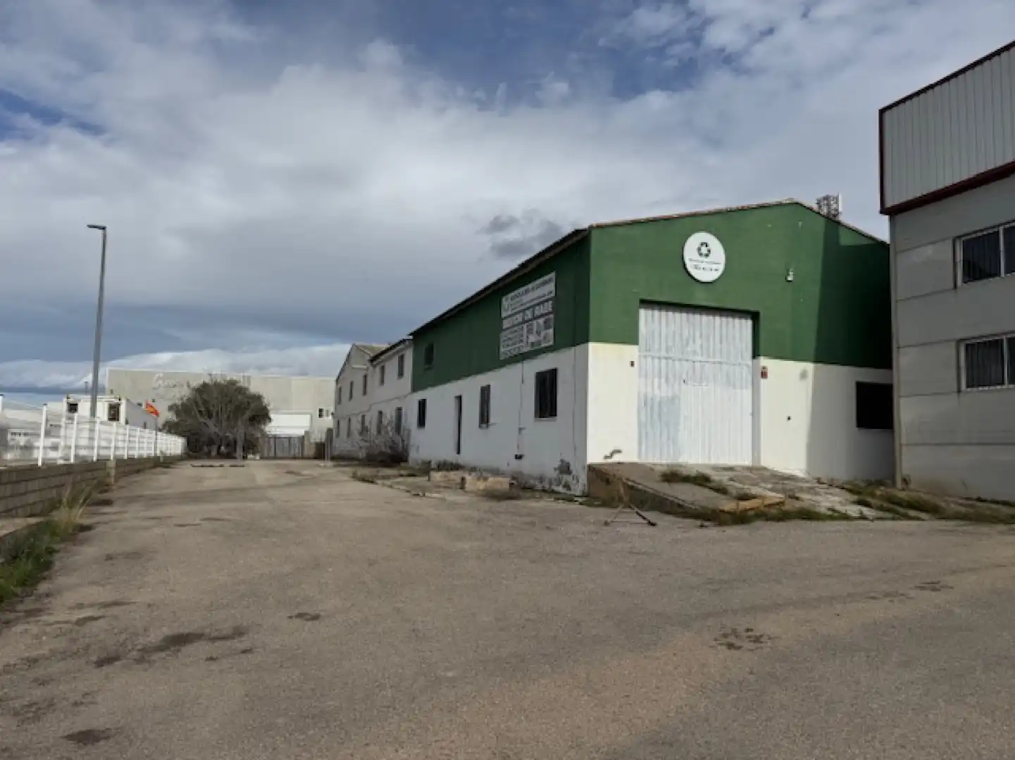 Exterior view of Industrial buildings for sale in Vilamarxant