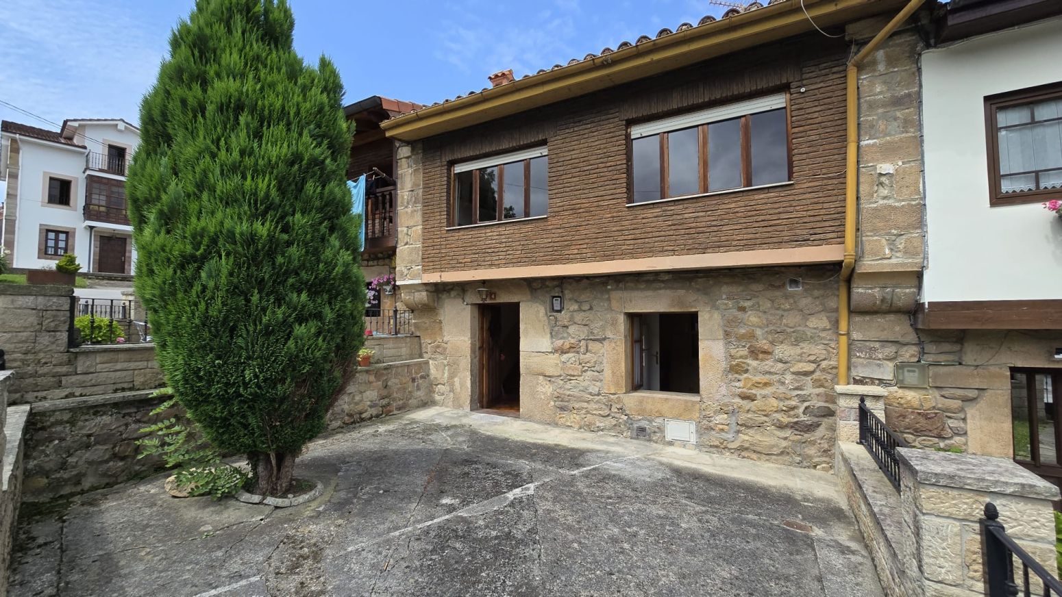 Vista exterior de Casa adosada en venda en Molledo amb Parquet i Balcó