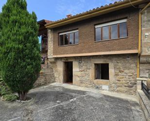 Vista exterior de Casa adosada en venda en Molledo amb Parquet i Balcó