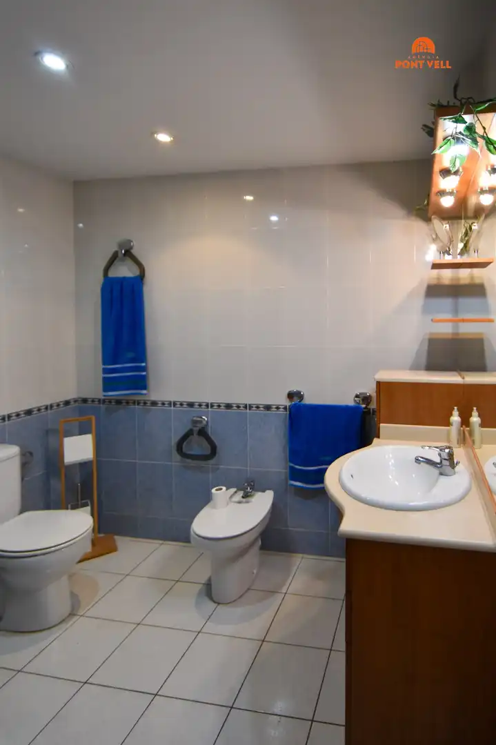 Baño de Ático en venta en La Bisbal d'Empordà con Calefacción, Terraza y Balcón