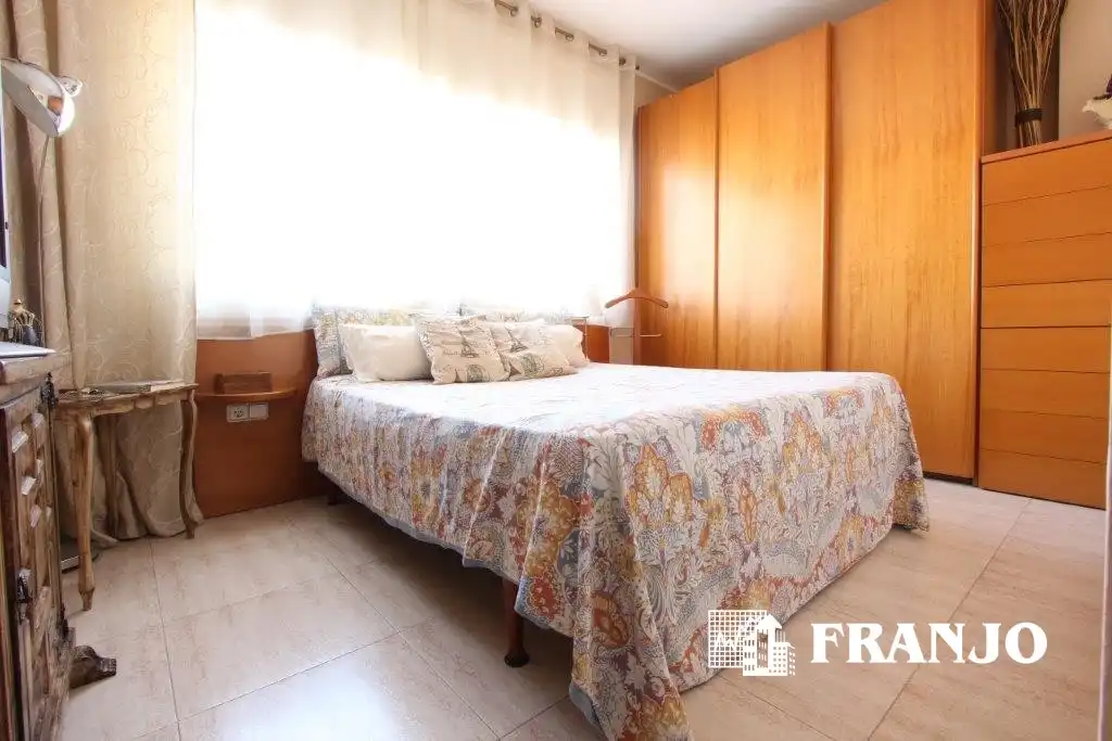 Habitación de Casa adosada en venta en Sabadell con Aire acondicionado, Calefacción y Jardín privado