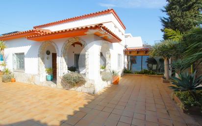 Vista exterior de Casa o xalet en venda en Castelldefels amb Piscina