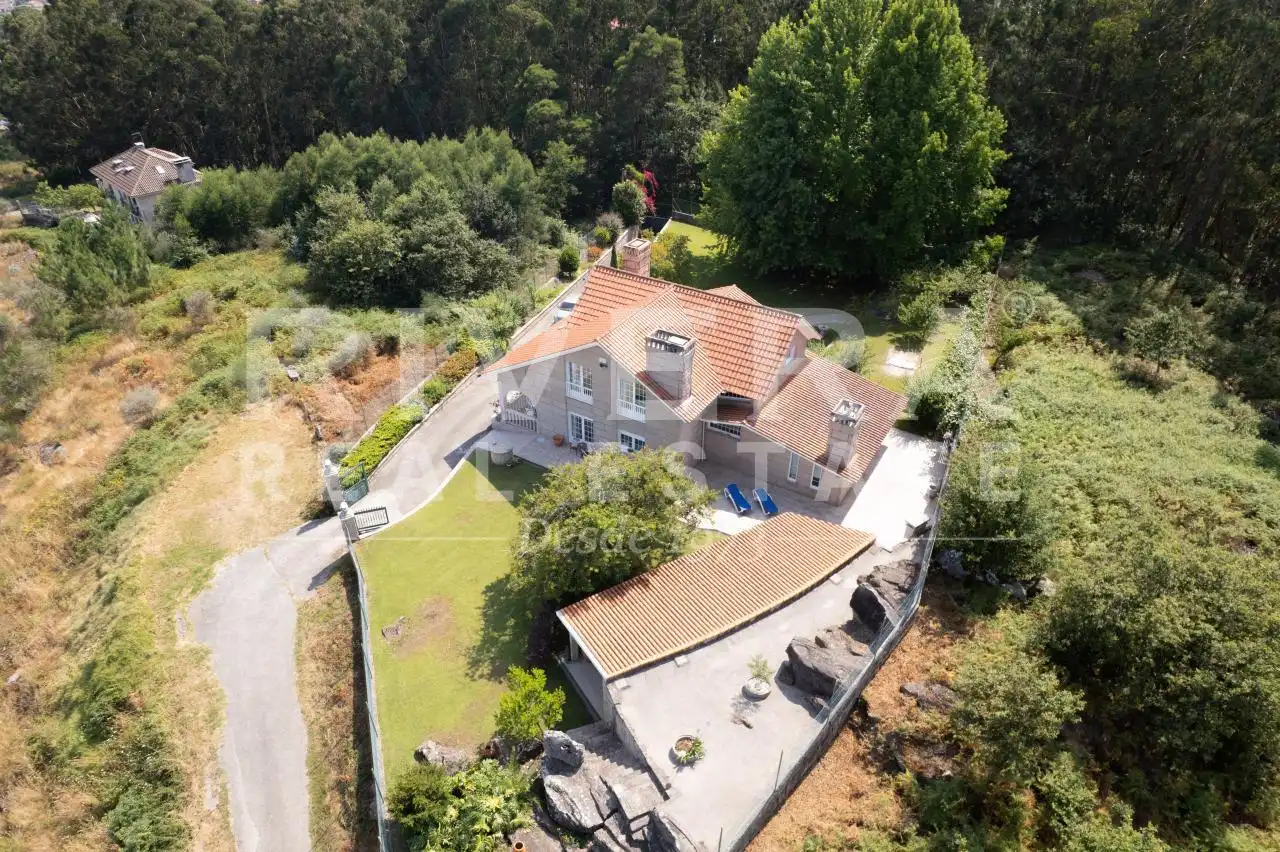 Vista exterior de Casa o chalet en venta en Cangas  con Calefacción, Jardín privado y Amueblado