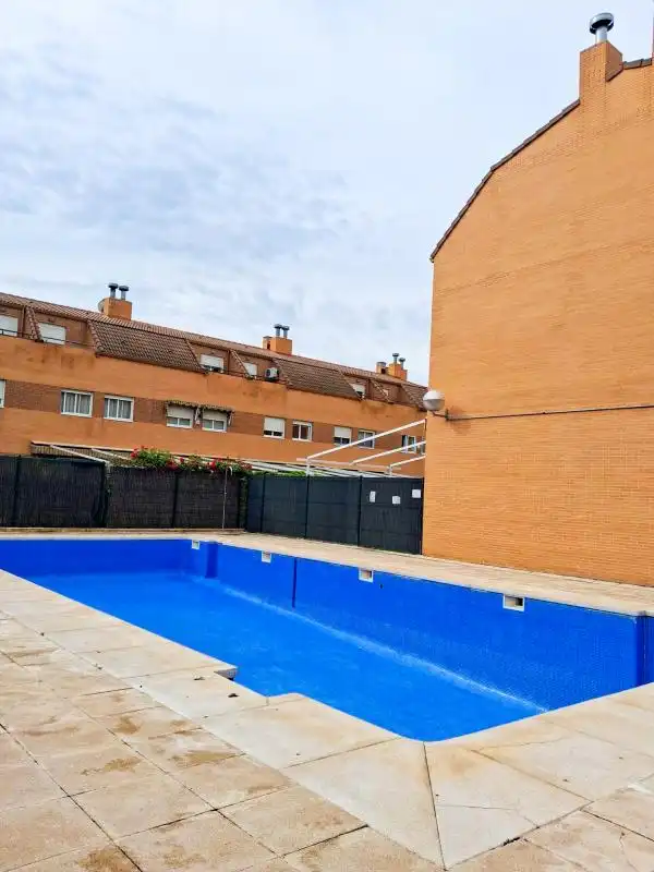 Piscina de Casa adosada en venda en Alcalá de Henares amb Aire condicionat, Calefacció i Jardí privat