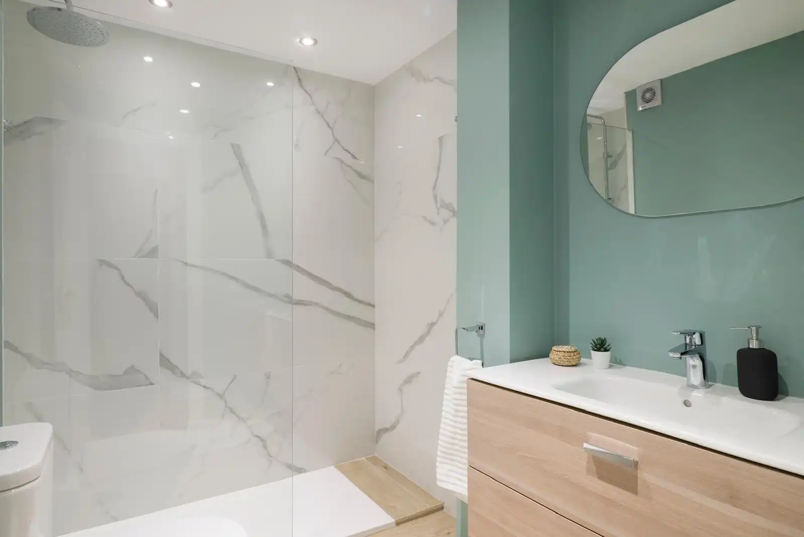 Baño de Estudio en venta en Marbella con Aire acondicionado, Calefacción y Terraza