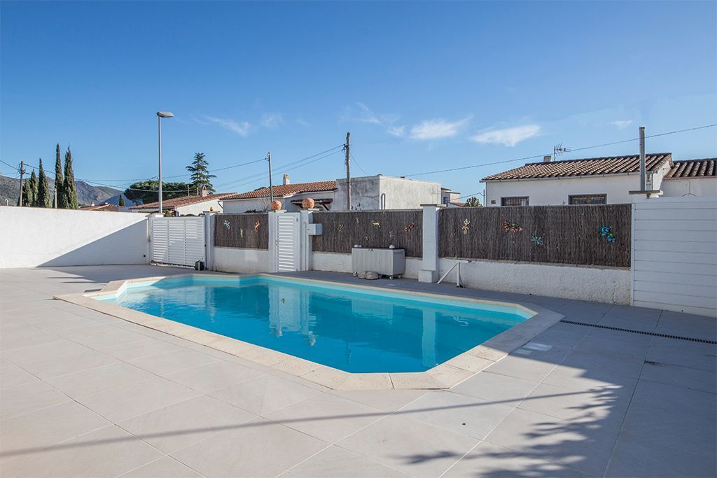 Swimming pool of House or chalet for sale in Roses  with Air Conditioner, Heating and Terrace