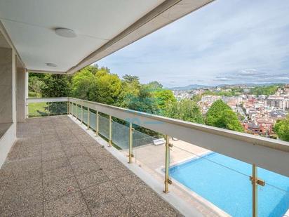 Piscina de Pis en venda en Donostia - San Sebastián  amb Calefacció, Jardí privat i Terrassa