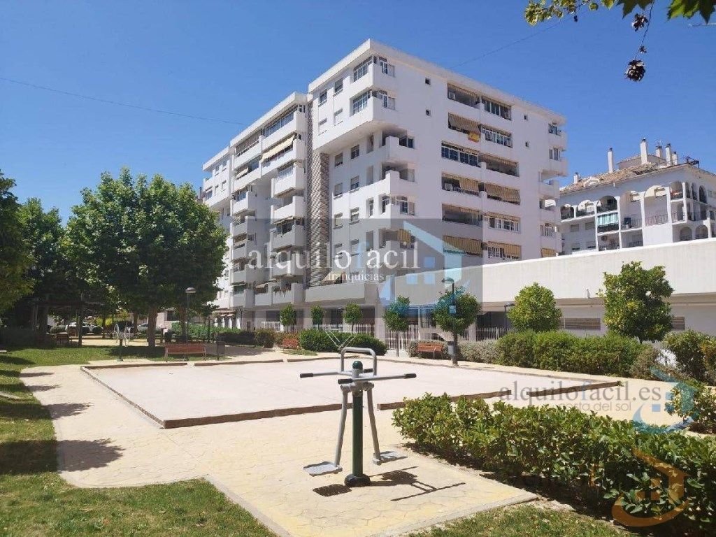 Vista exterior de Apartament de lloguer en Fuengirola amb Aire condicionat, Terrassa i Piscina