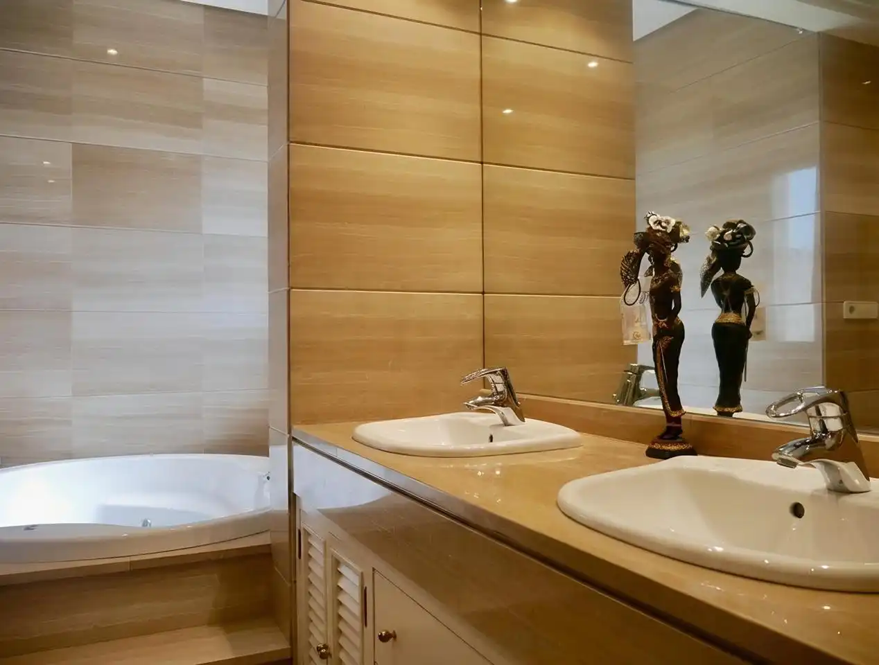 Bany de Casa o xalet en venda en Tomares amb Aire condicionat, Jardí privat i Parquet