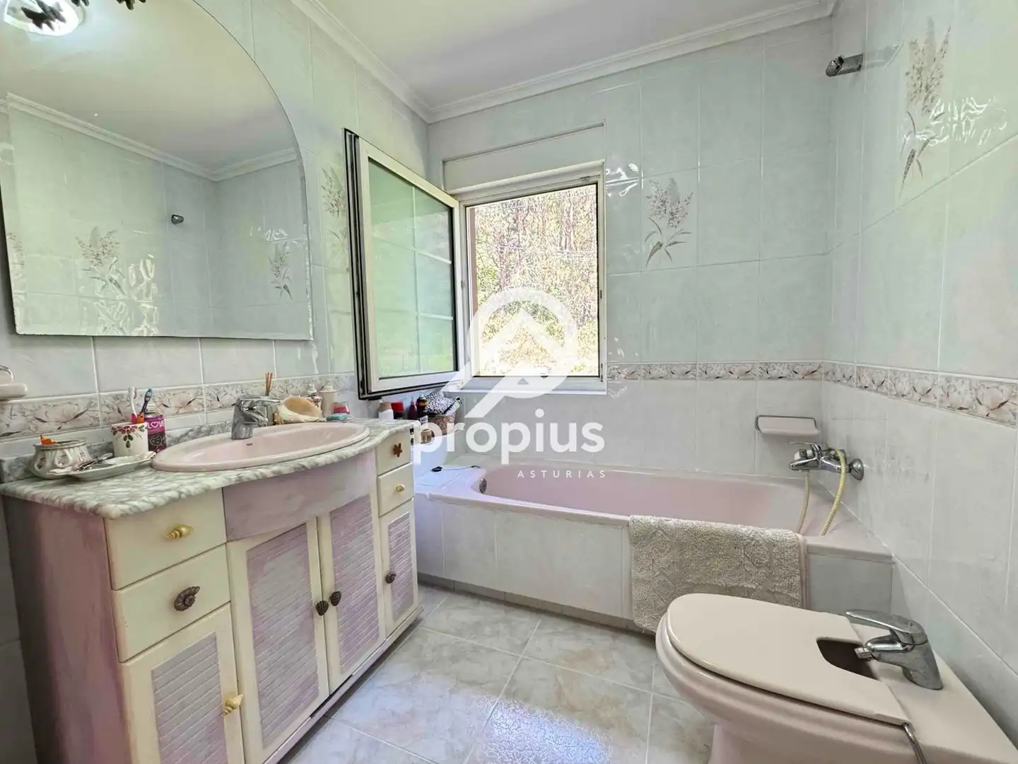 Bathroom of Houses for sale in Avilés  with Heating, Private garden and Parquet flooring