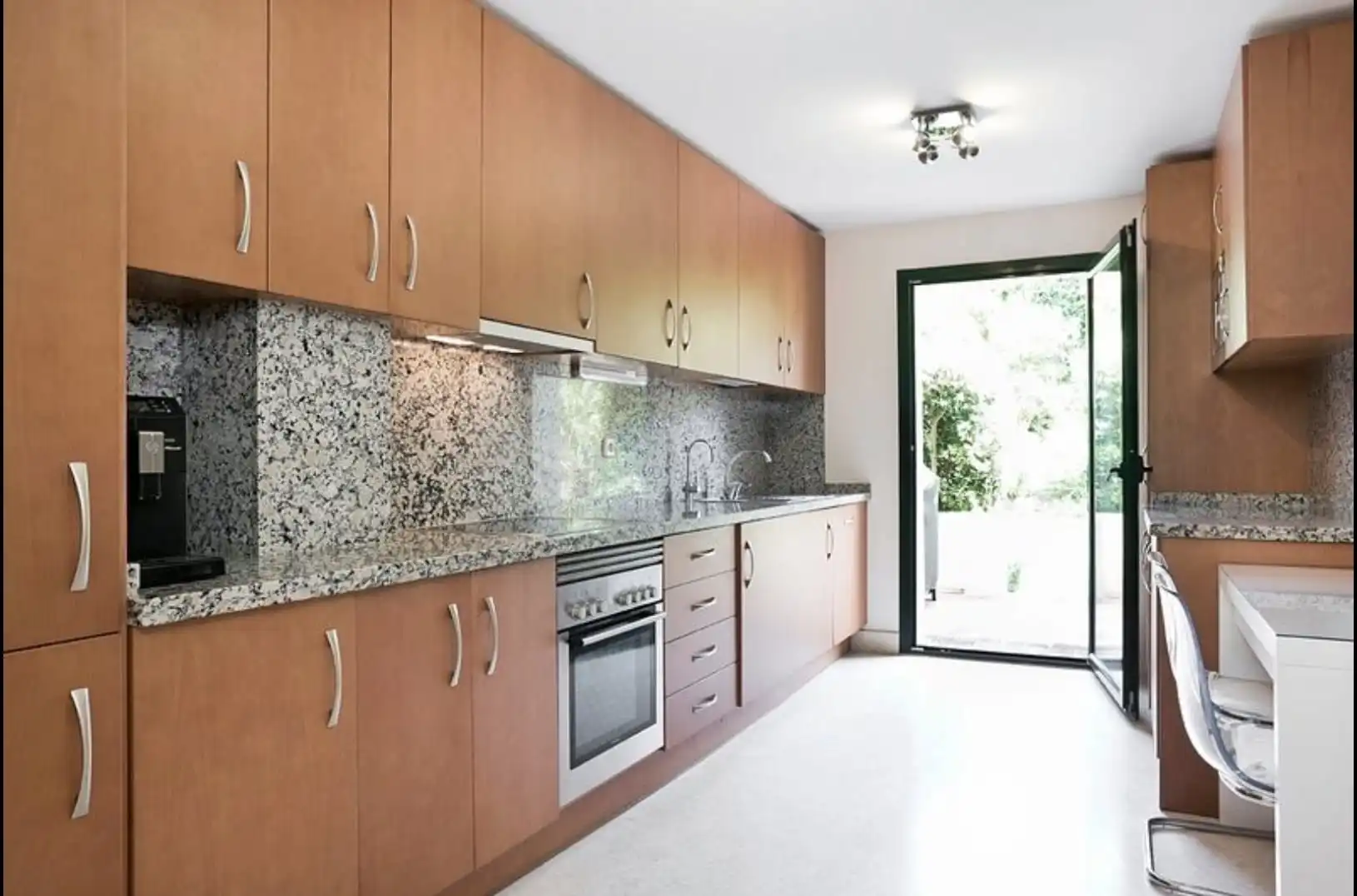 Cuina de Planta baixa de lloguer en Benahavís amb Aire condicionat, Terrassa i Traster