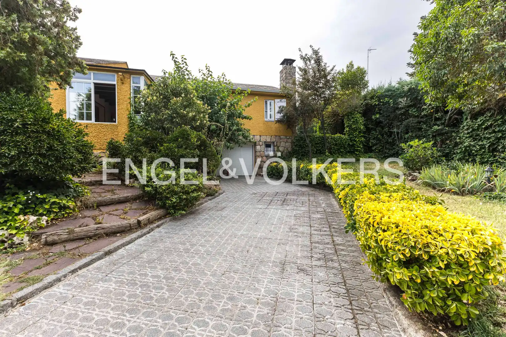 Vista exterior de Casa o xalet en venda en Tres Cantos amb Calefacció, Jardí privat i Parquet