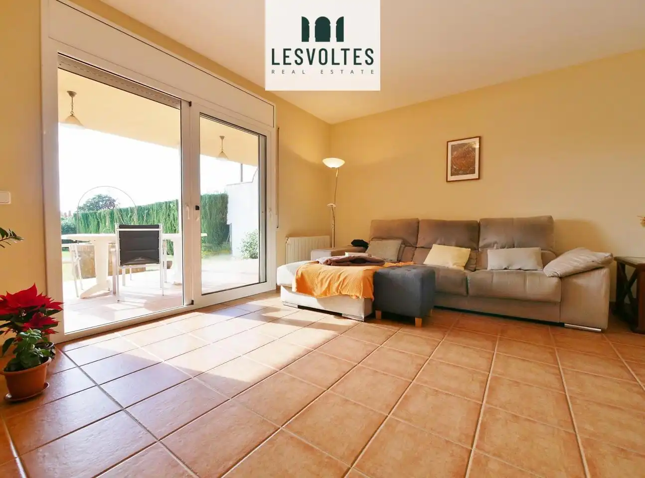Wohnzimmer von Einfamilien-Reihenhaus zum Verkauf in Palafrugell mit Heizung, Privatgarten und Terrasse
