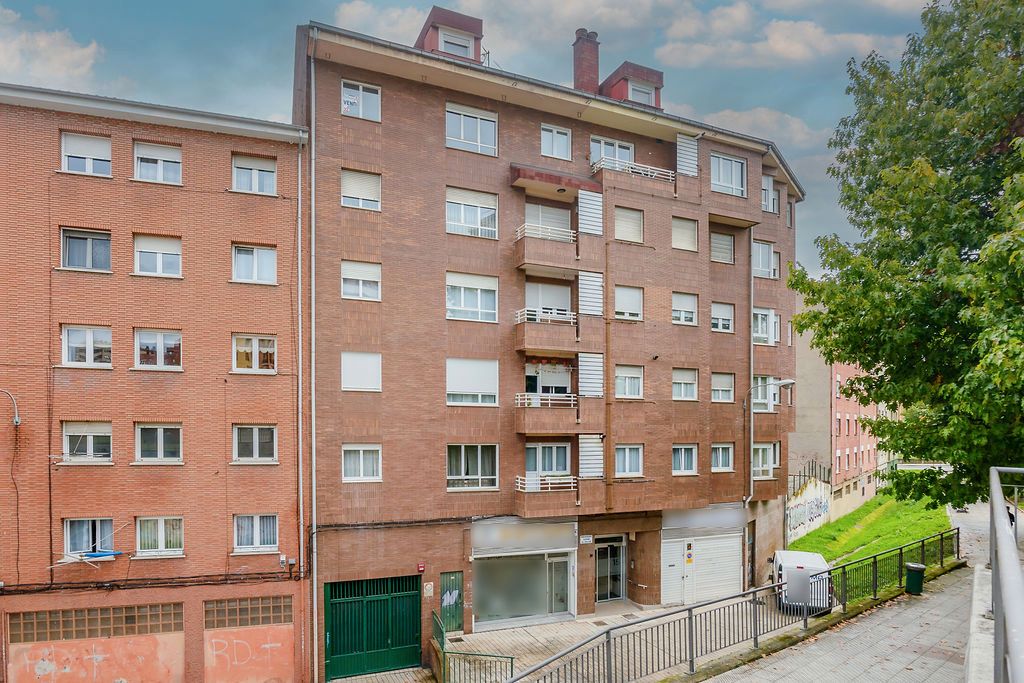 Vista exterior de Pis en venda en Oviedo  amb Calefacció