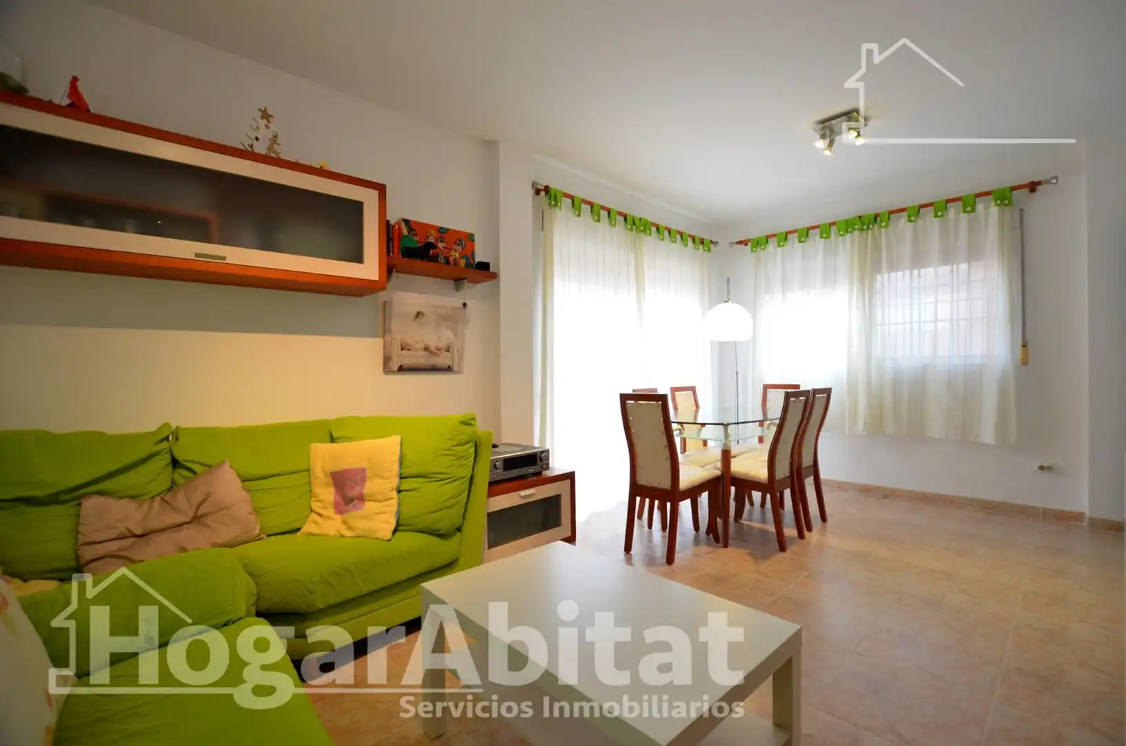 Wohnzimmer von Einfamilien-Reihenhaus zum Verkauf in Cullera mit Privatgarten, Terrasse und Abstellraum