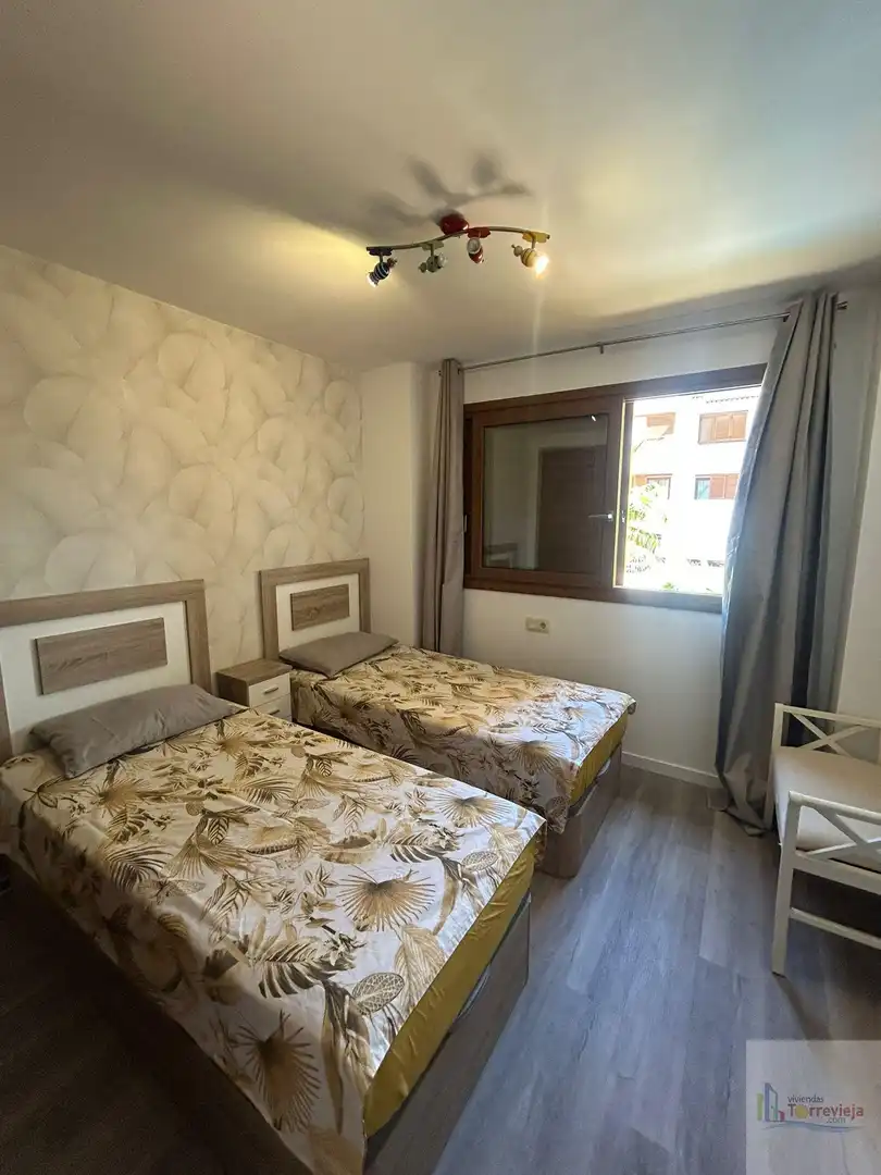 Dormitori de Apartament de lloguer en Torrevieja amb Aire condicionat, Calefacció i Terrassa
