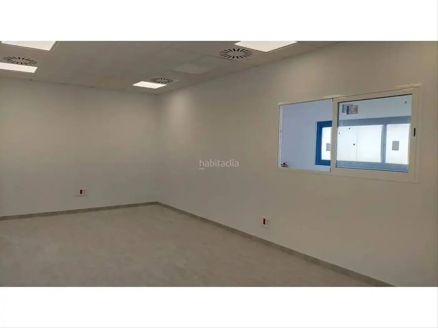 Industrial building for sale in Plaza de la Ermita 2