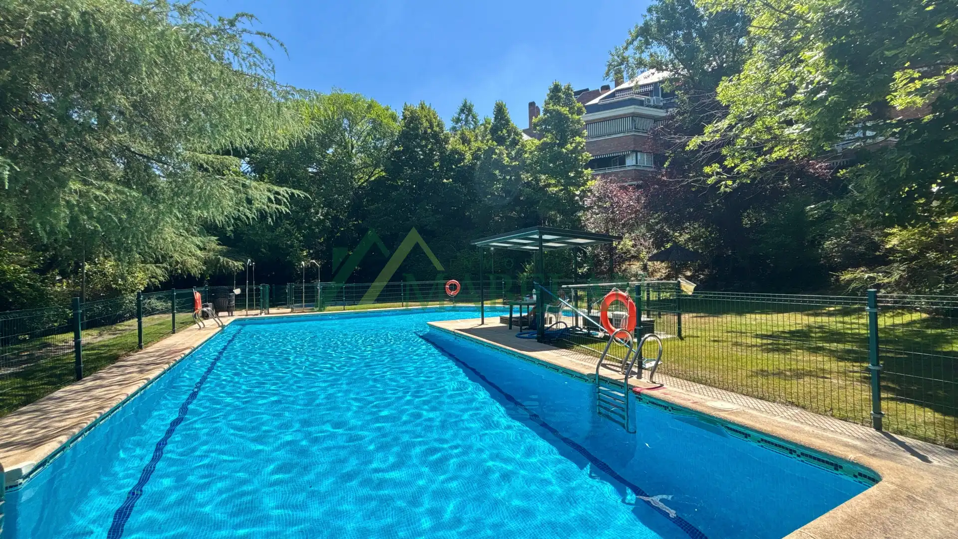 Schwimmbecken von Dachboden zum Verkauf in Las Rozas de Madrid mit Klimaanlage, Heizung und Parkett