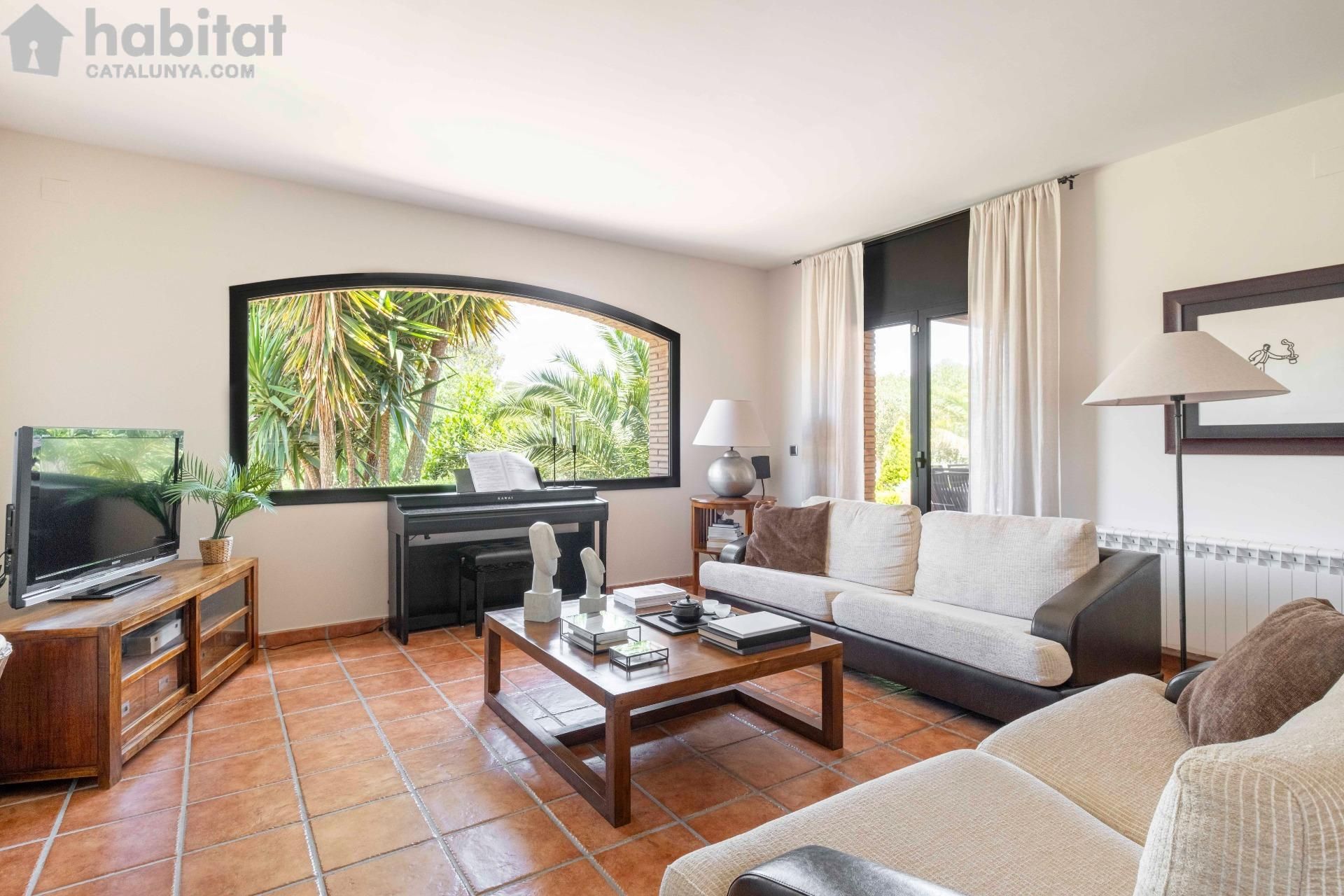 Sala d'estar de Casa o xalet en venda en Avinyonet del Penedès amb Calefacció, Jardí privat i Terrassa