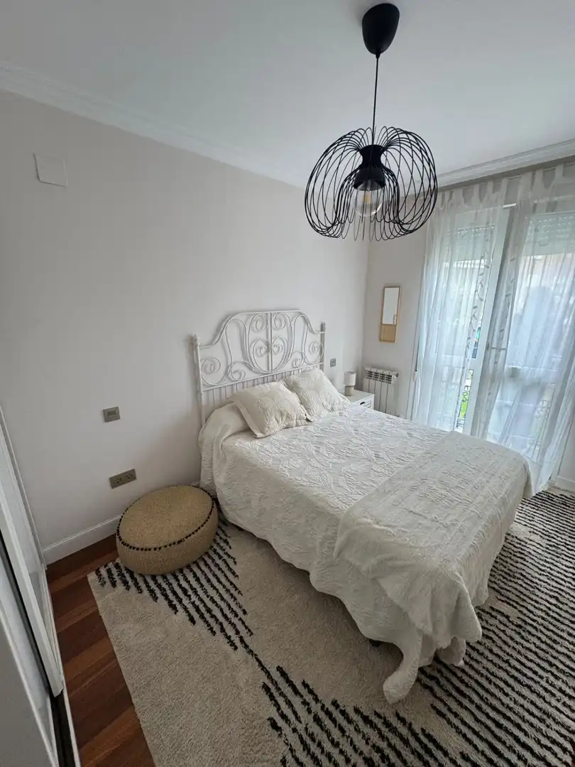 Bedroom of Flat for rent in Castro-Urdiales
