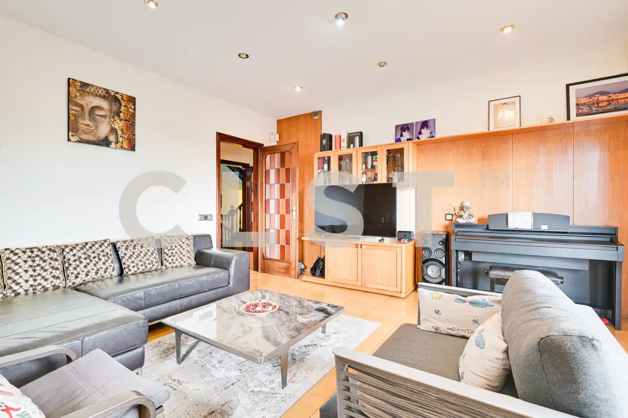Sala d'estar de Casa o xalet en venda en Sant Just Desvern amb Aire condicionat, Calefacció i Jardí privat