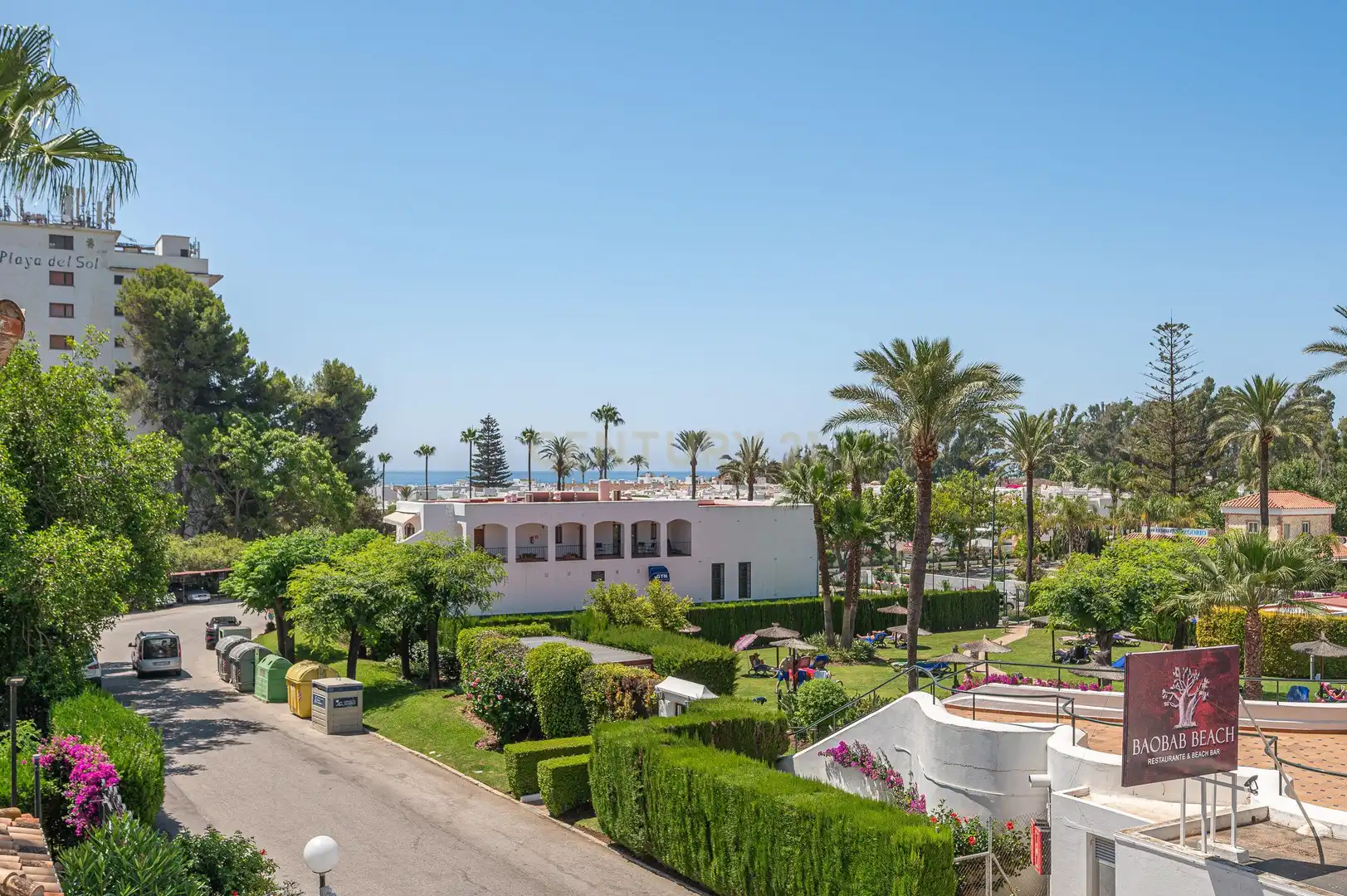 Vista exterior de Casa adosada en venda en Estepona amb Jardí privat i Piscina comunitària