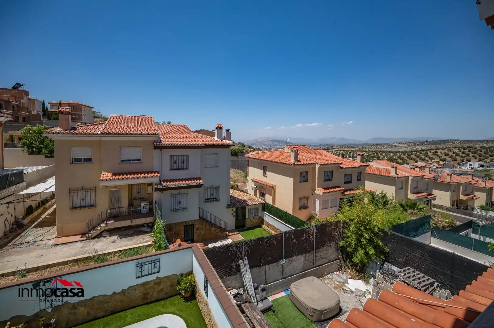 Vista exterior de Casa adosada en venta en Jun con Aire acondicionado, Jardín privado y Piscina