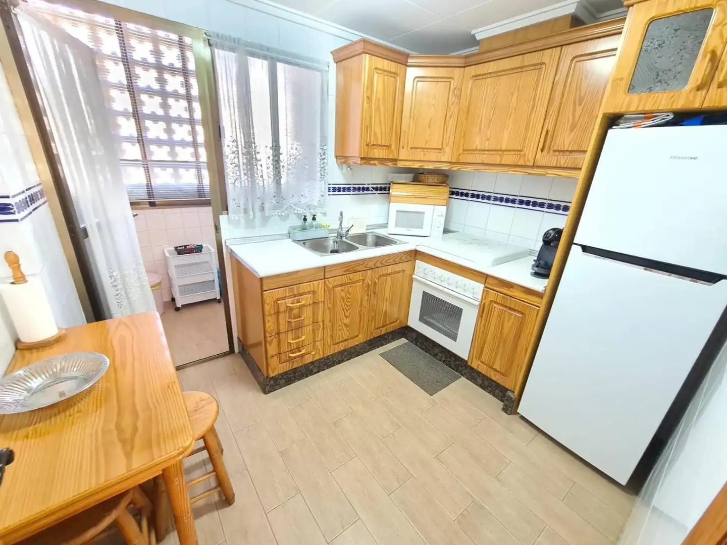 Cuina de Apartament de lloguer en Guardamar del Segura amb Aire condicionat, Terrassa i Moblat