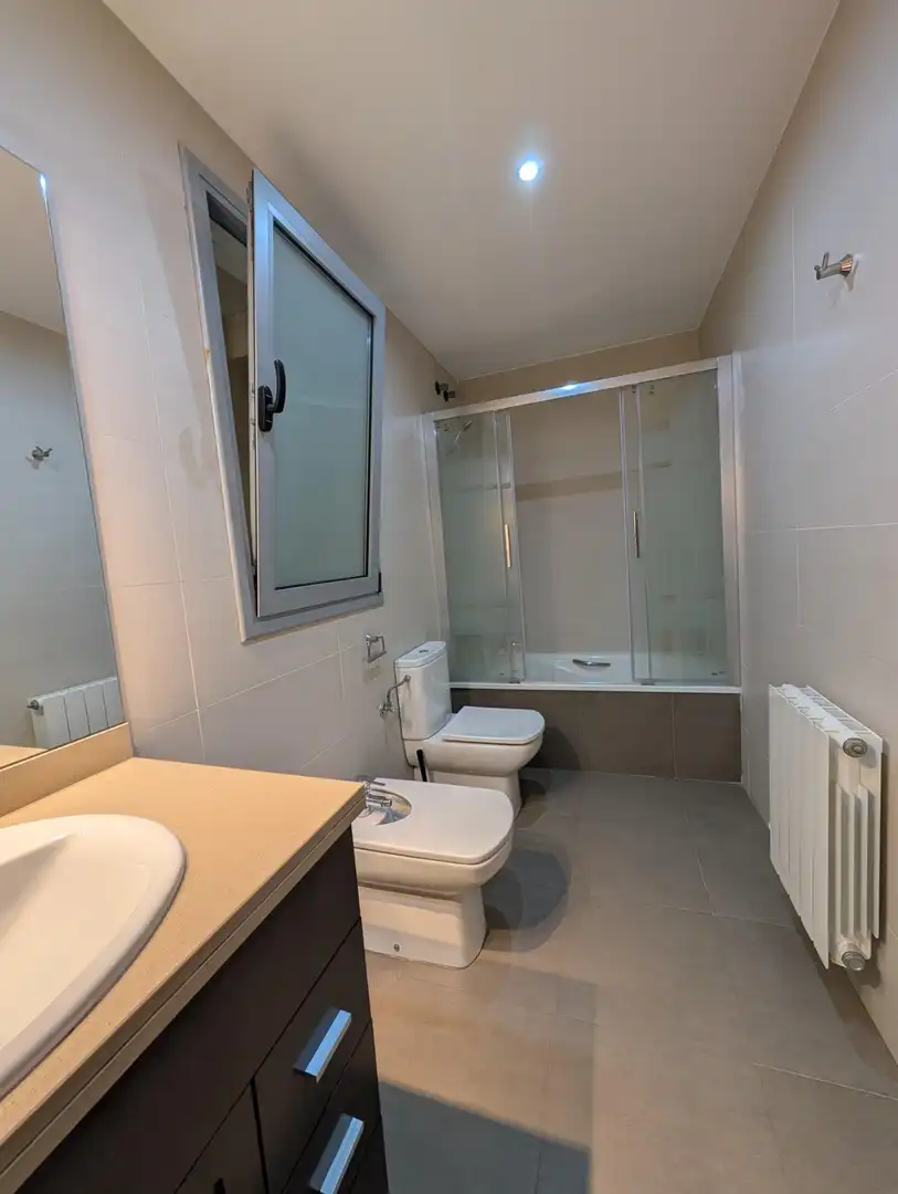 Baño de Piso en venta en Molins de Rei con Aire acondicionado, Amueblado y Balcón