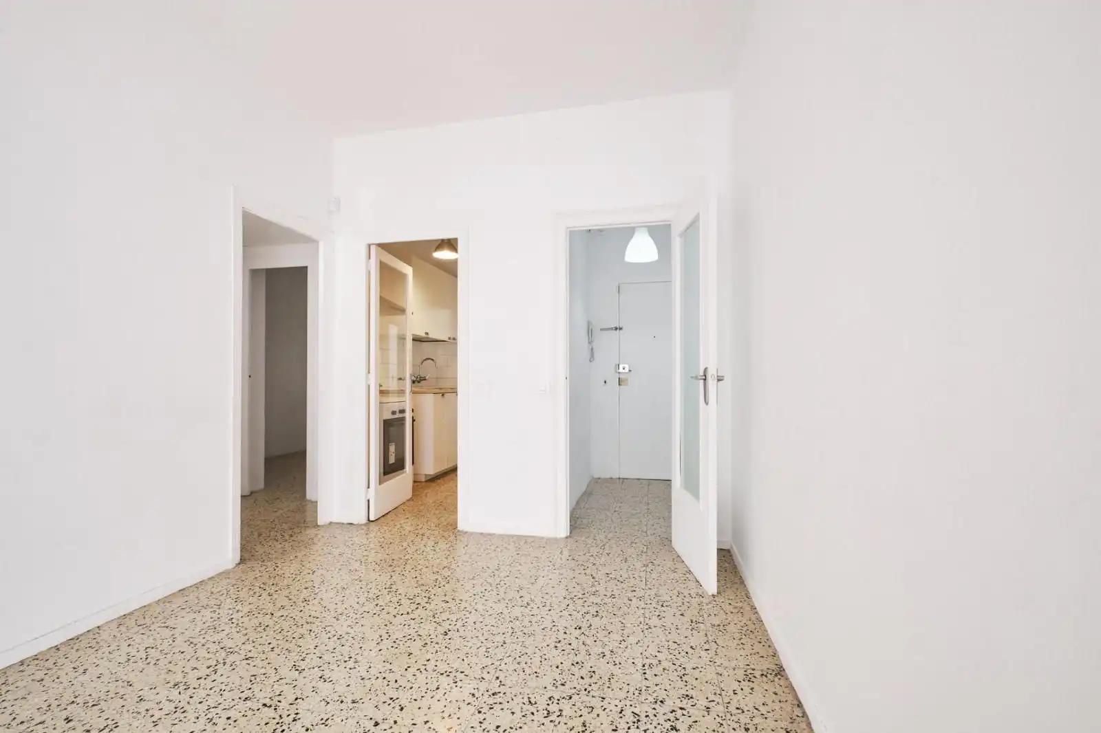 Flat for sale in Barcelona  with Air Conditioner, Washing machine and Microwave
