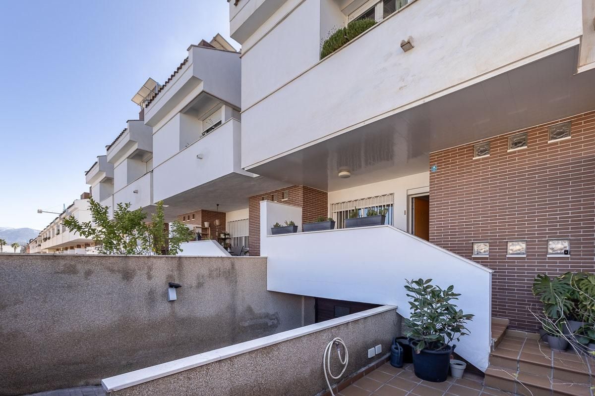 Vista exterior de Casa adosada en venta en Churriana de la Vega con Aire acondicionado, Calefacción y Terraza