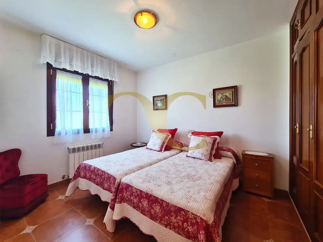 Dormitori de Casa o xalet en venda en Ribadesella amb Calefacció, Jardí privat i Terrassa