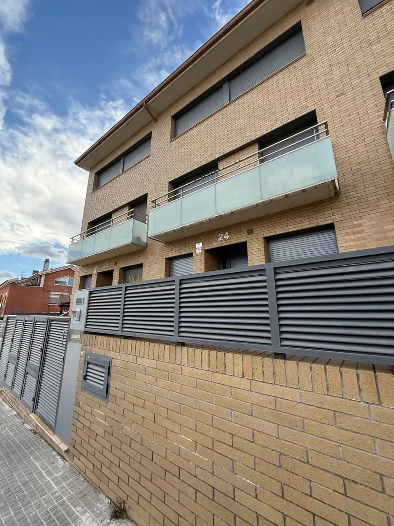 Vista exterior de Casa adosada en venda en Castellar del Vallès amb Jardí privat, Terrassa i Balcó