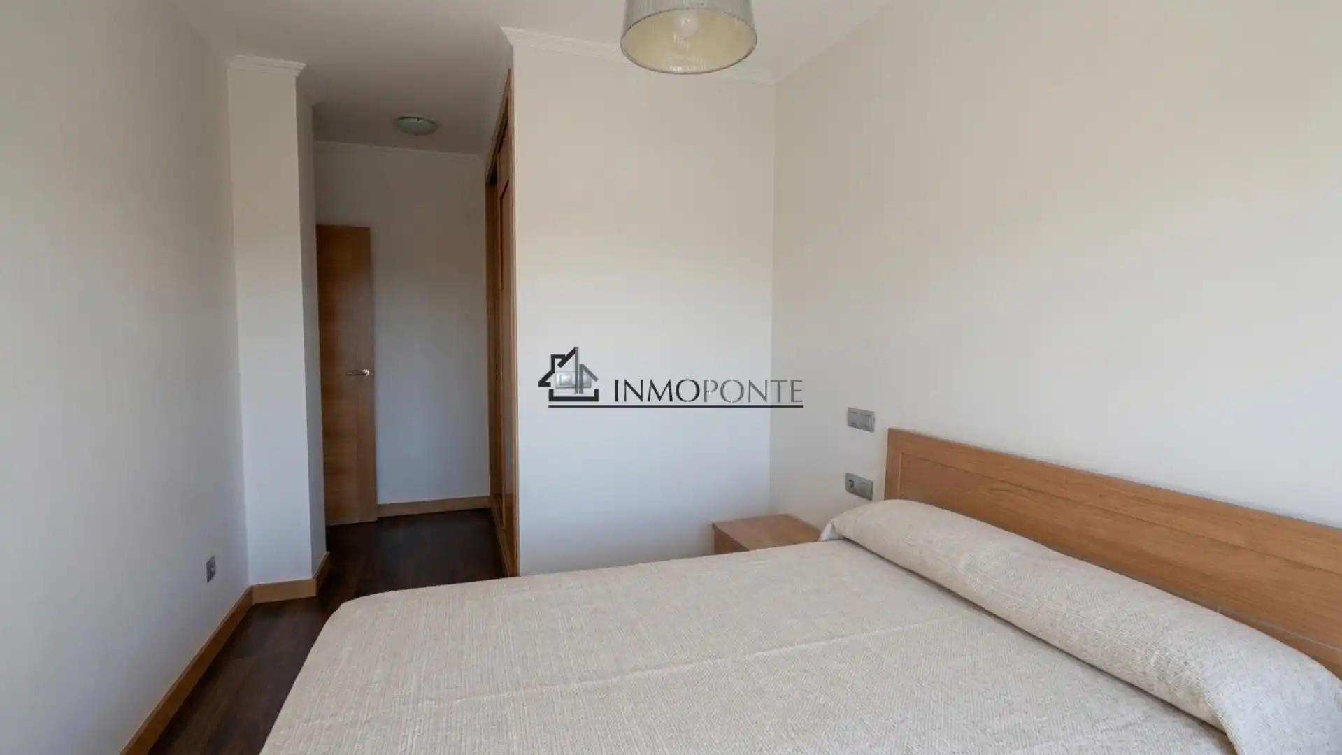 Dormitori de Apartament en venda en Pontevedra Capital  amb Calefacció i Traster