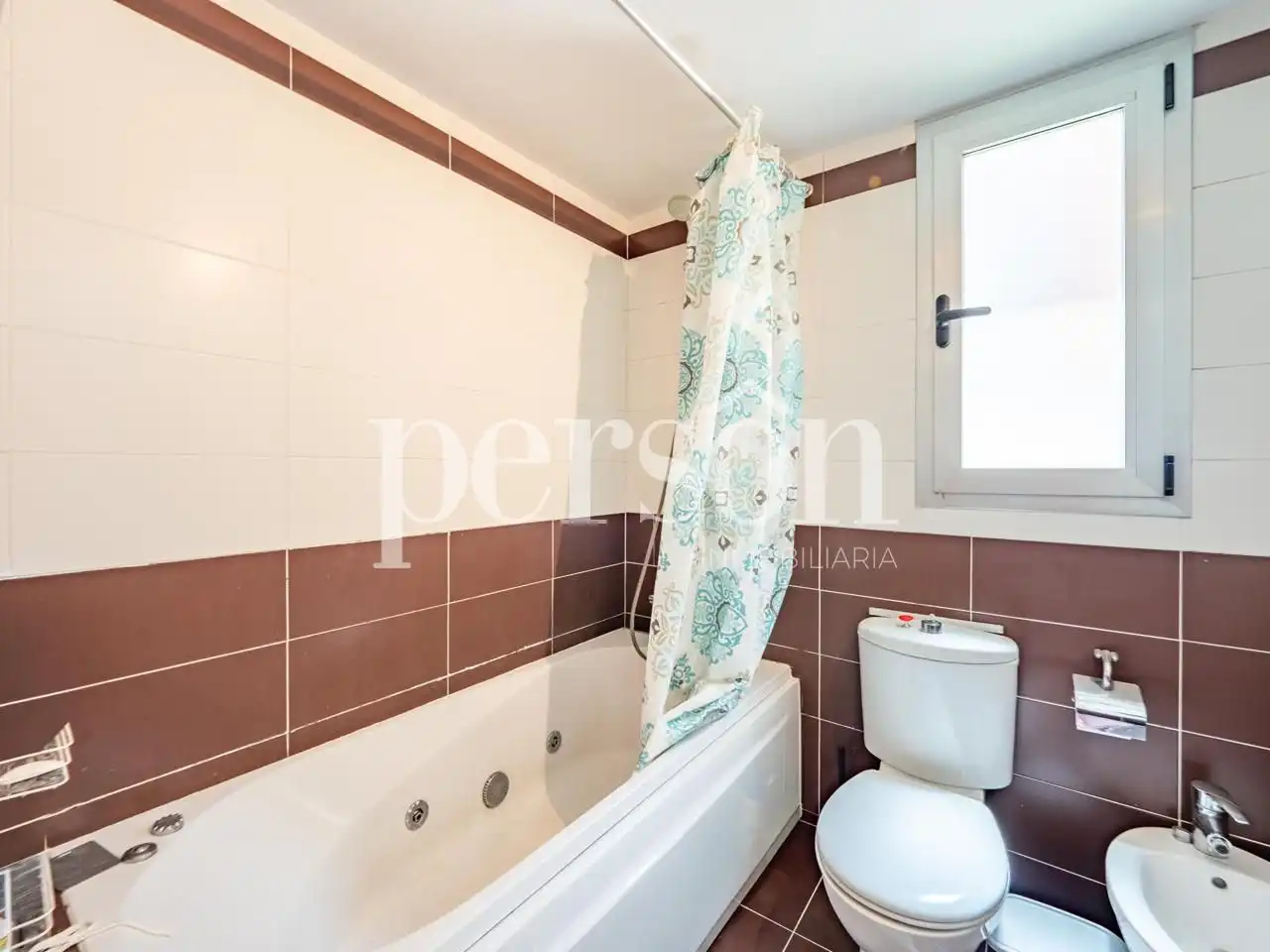 Bathroom of Flat for rent in Valencia  with Air Conditioner, Balcony and Community pool
