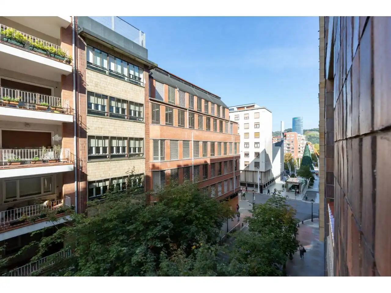 Vista exterior de Pis en venda en Indautxu