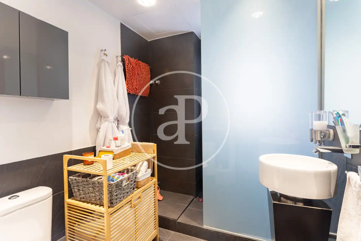 Bathroom of Flat for rent in Barcelona  with Air Conditioner, Heating and Private garden