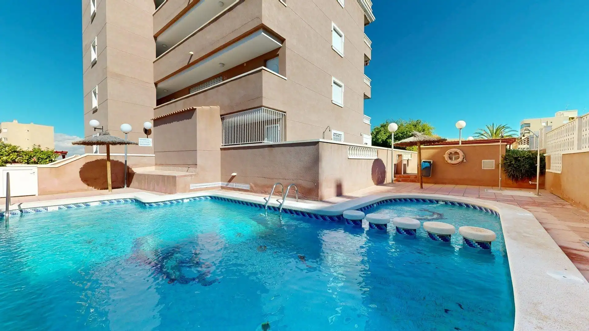 Schwimmbecken von Wohnungen zum Verkauf in Elche / Elx mit Klimaanlage, Terrasse und Möbliert